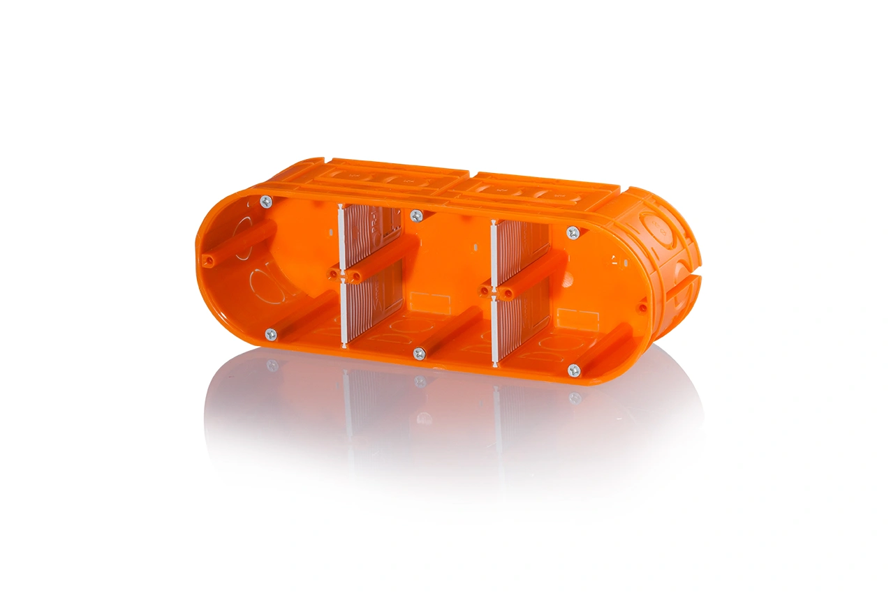 Doză aparat perete solid, triplă, șuruburi 3p x 60mm