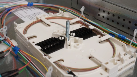 Splicebox, 12 fibre,LC,50/125µm OM4, culisant,19",1UV_3