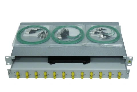Splicebox, 24 fibre,FC,50/125µm OM2, culisant,19",1UV